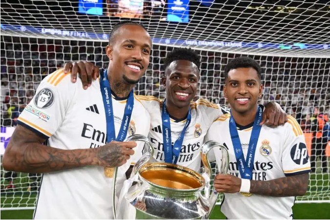 年夏天的世, 他中后卫展 年夏天的世, 他中后卫展